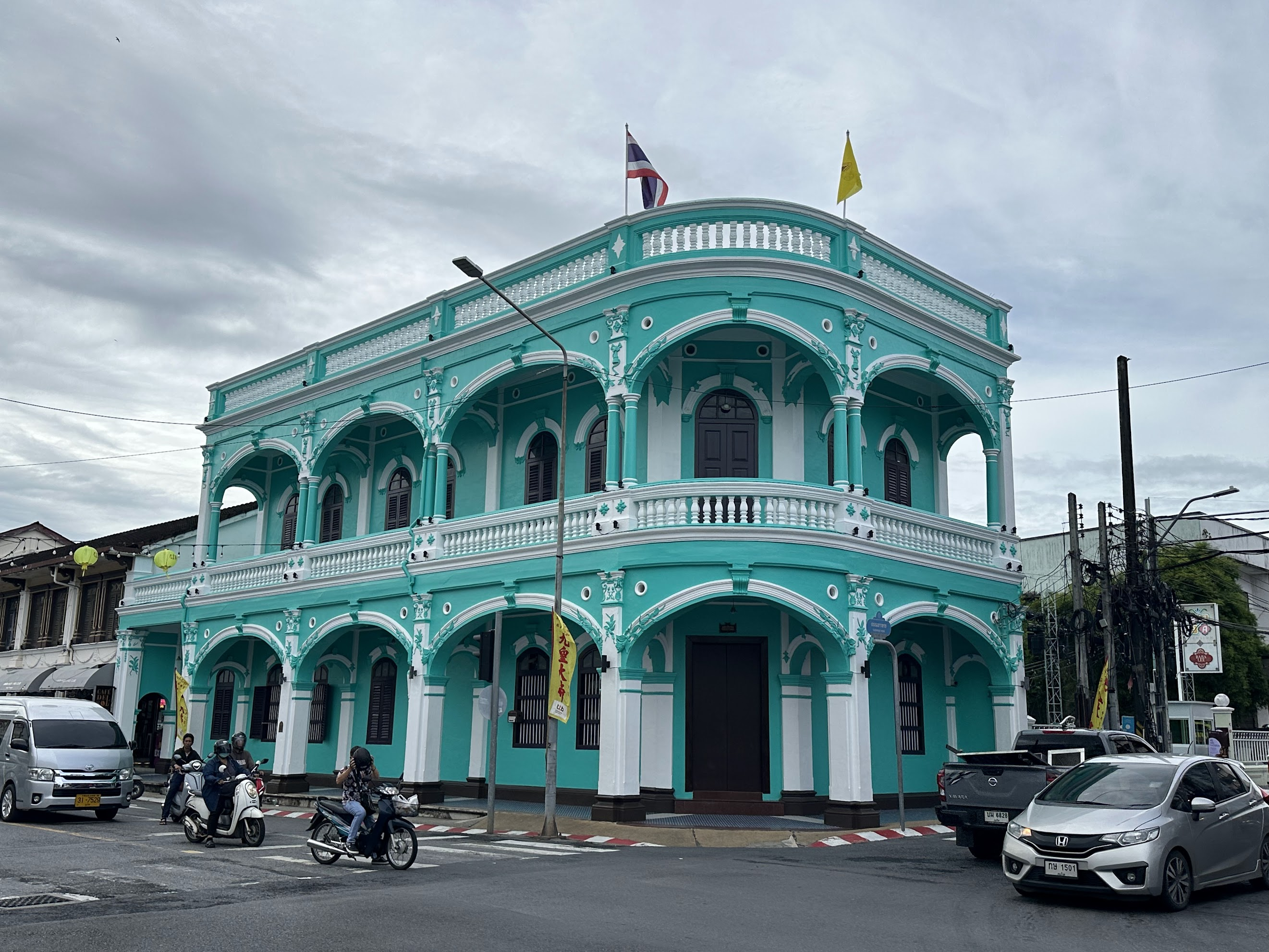 Photo of a colorful building in thailand